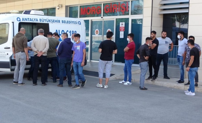 Eğlence dönüşü kazada can veren gencin cenazesini arkadaşları ve kardeşi aldı