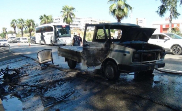 Evine yeni aldığı koltuk takımı araçla birlikte küle döndü