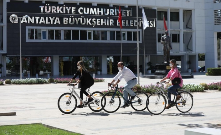 Farkındalık oluşturmak için işe bisikletle geldiler