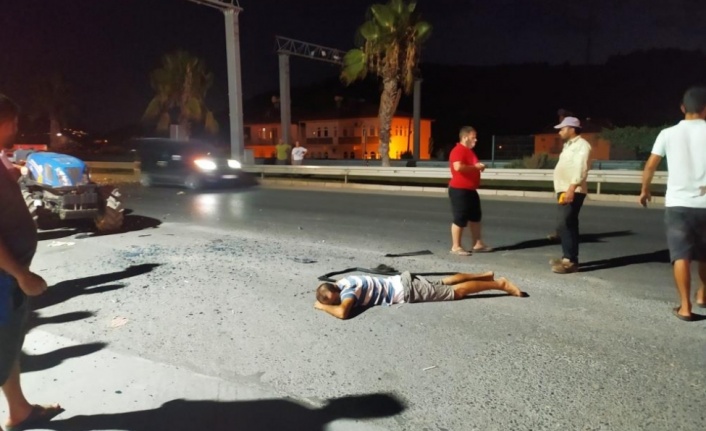 Gazipaşa'da traktöre çarpan sürücü otomobilin camından yola fırladı