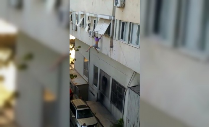 Genç kız ‘Beni kurtarın’ diyerek pencereden kendini boşluğa bıraktı