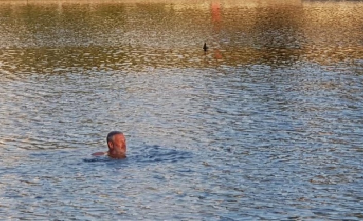 İnatçı Rus turist yüzmenin yasak olduğu gölden güçlükle çıkartıldı