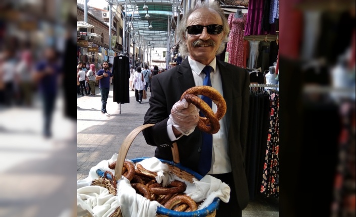 İş insanı gibi giyinip çarşıda sepetle simit satıyor