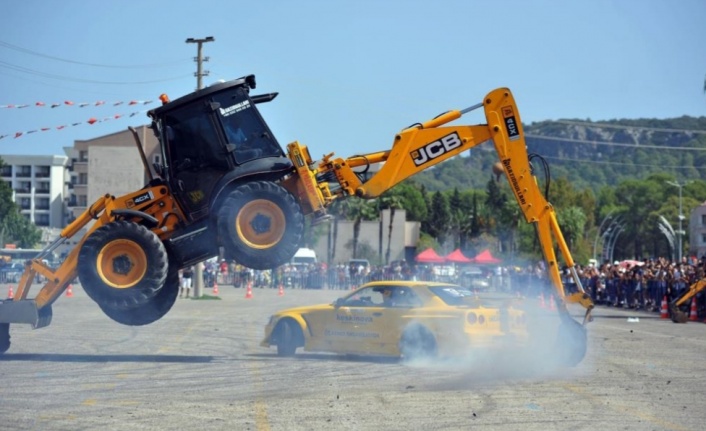 İş makinalarının altından geçerek drift yapan araçlar nefes kesti