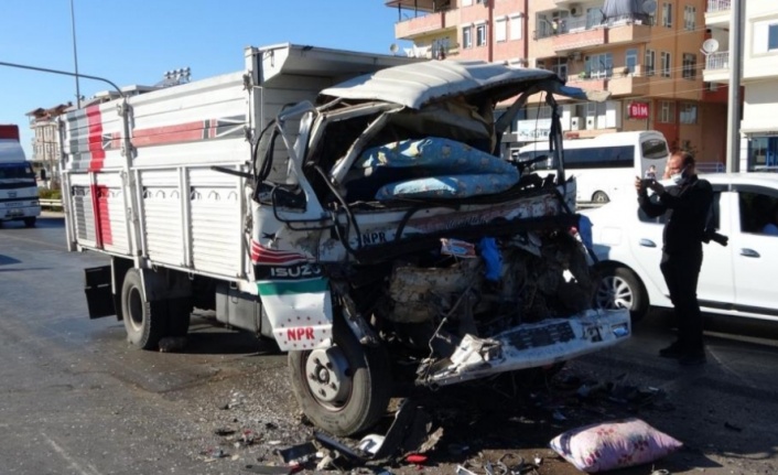 Kamyon, kırmızı ışıkta bekleyen tıra çarptı: 1 ölü var