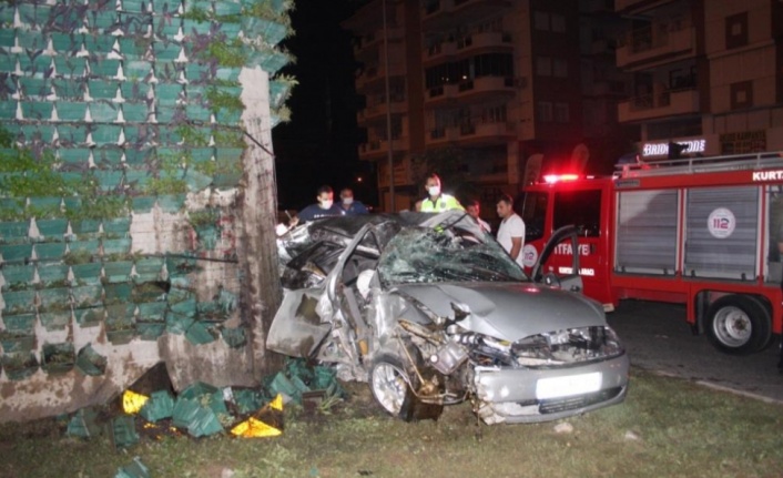 Kontrolden çıkan otomobil köprüye saplandı: 1 ölü, 3 yaralı var