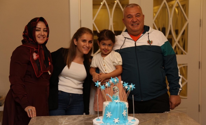 Minik Ahmet ilk adımını atmanın mutluluğunu Mehmet amcası ile paylaştı