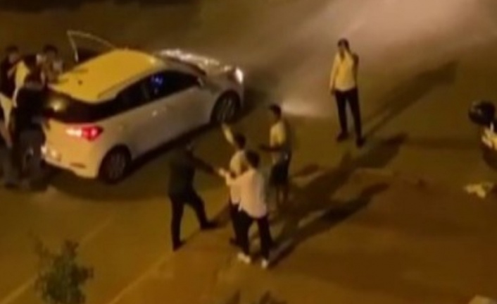 Öfkeden deliye dönen genç kırdığı cam şişeyle kavga ettiği şahsın üzerine yürüdü