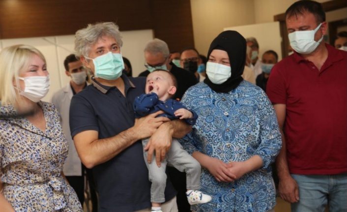 Rahim nakli ile dünyaya gelen 'Ömer Özkan' bebek, nakli gerçekleştiren doktorun kucağında
