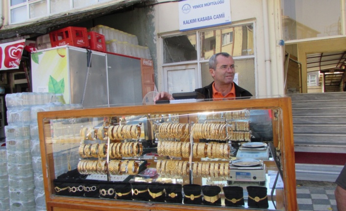 Simit satar gibi altın bilezik satıyor...40 yıllık seyyar kuyumcu görenleri şaşırtıyor