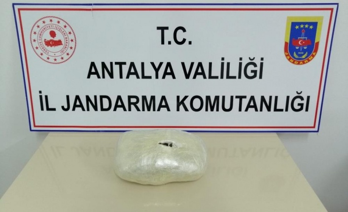 Sırt çantasında 1,5 kilo esrar taşıyan iki yolcu yakalandı