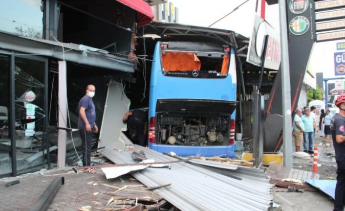 Turizm otobüsü karşı şeride geçip iş yerine girdi: 3 yaralı var