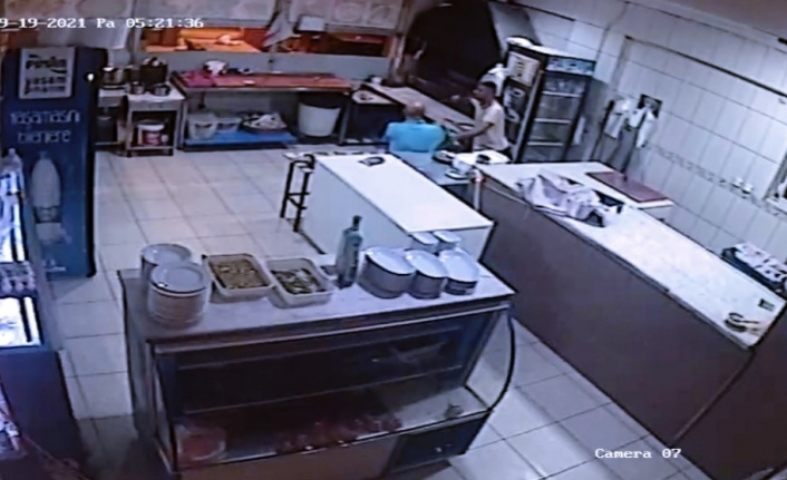 Usta başını bıçakla rehin alan garson, öncesinde ustayı gasp etmiş