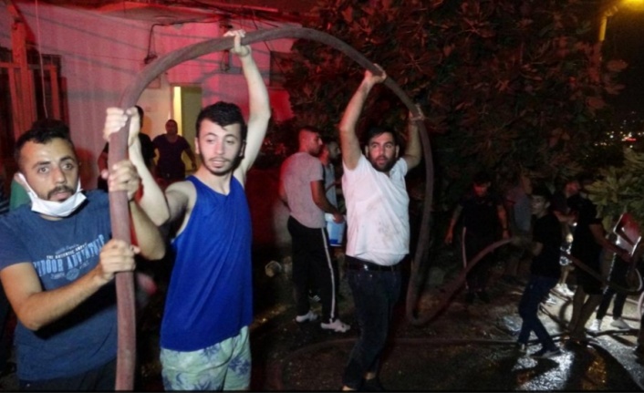 Yangını duyan eline hortumu ve kovayı alıp sokağa indi