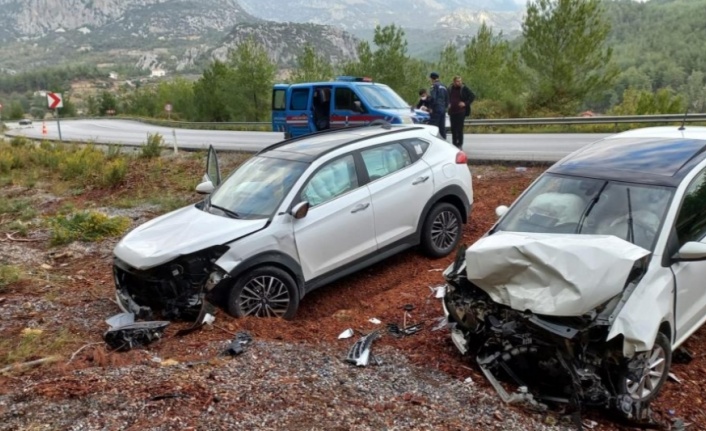 3 otomobilin karıştığı zincirleme kazada 3 yaralı var