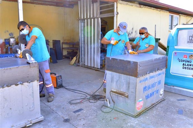 Alanya Belediyesi, çöp konteynerlerini yenileyerek tasarruf sağlıyor