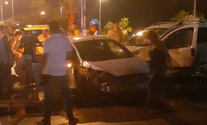 Alanya'da 2 araç birbirine girdi! Ortalık savaş alanına döndü