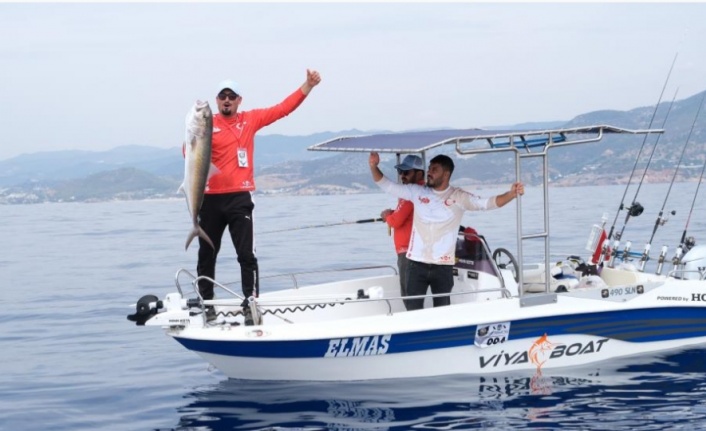 Alanya'da en büyük ve en çok balığı tutmak için yarıştılar