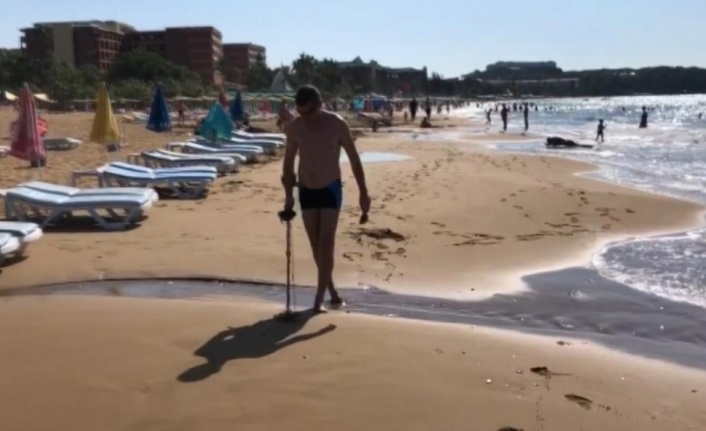Alanya'da Rus turist elinde dedektörle sahile koştu