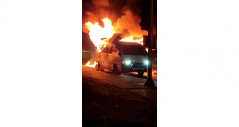 Alev topuna dönen minibüsünü çaresiz halde izledi, ard arda gelen patlamalar korkuttu