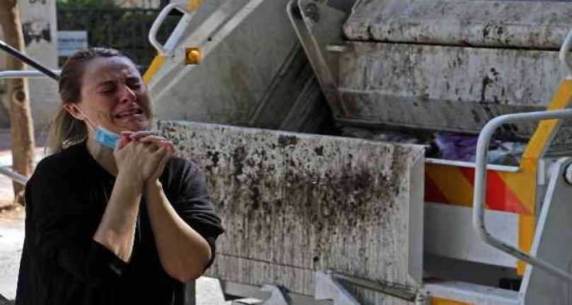 Battaniyeye sarıp parka gömdüğü köpeğini, çöp kamyonunda görünce çileden çıktı, ortalık karıştı