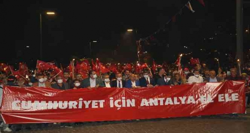 Binlerce Antalyalı, Cumhuriyet'in 98. yılı için yürüdü