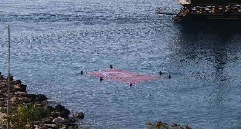 Cumhuriyetin 98. yılı için denizde dev Türk bayrağı açtılar