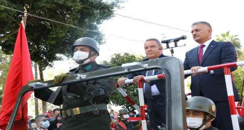 Cumhuriyetin kuruluşunun 98'inci yılı Antalya'da coşkuyla kutlandı