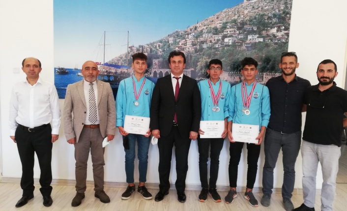 Dereceye giren öğrencilerden Müdür Yılmaz'a ziyaret