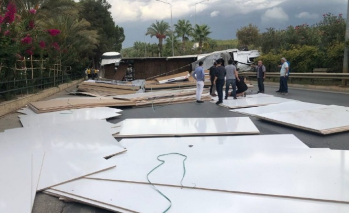 Devrilen tırın dorsesi yolcu indiren otobüse çarptı