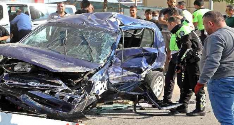 İki aracın hurdaya döndüğü kazada sürücülerden biri hayatını kaybetti, diğeri yaralandı