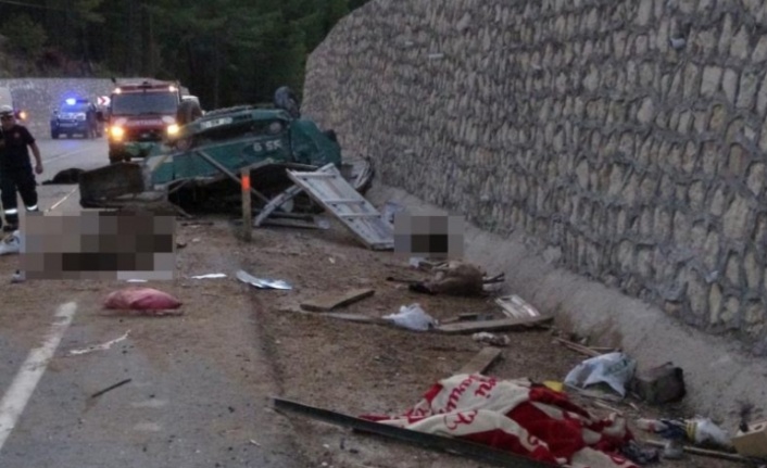 Koyun yüklü kamyon devrildi! Baba ve oğlu hayatını kaybetti