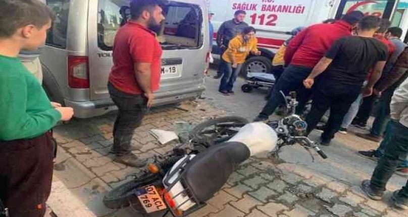 Motosiklet sürücüsü ticari araca duvara çarpar gibi çarptı