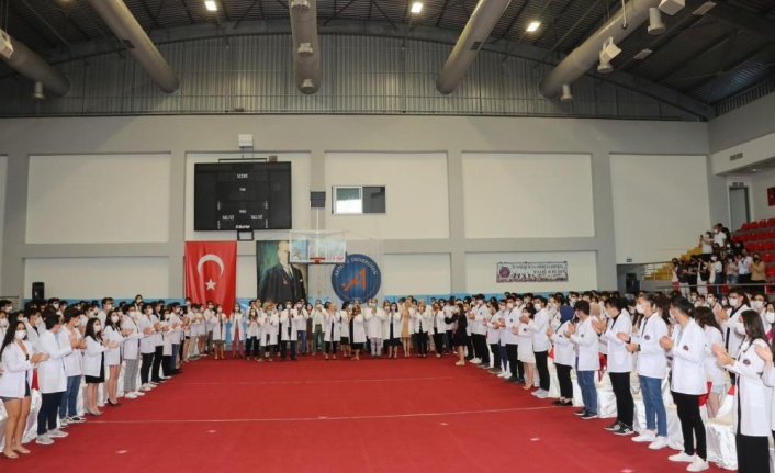 Tıp Fakültesi'nin 360 öğrencisi beyaz önlüklerini törenle giydi