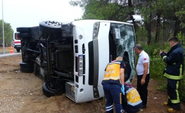Tur minibüsü devrildi: 7'si Rus, 8 yaralı var
