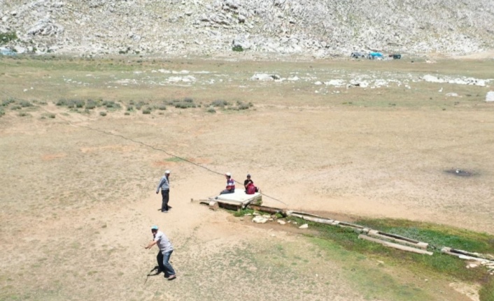 Yaylada drone gören çoban sopa ile drone kovaladı