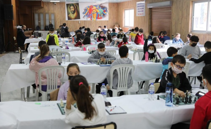 300 genç beyin satrançta yarışıyor