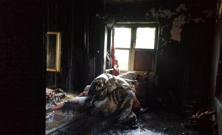 8 kişinin yaşadığı tek katlı ev alevlere teslim oldu