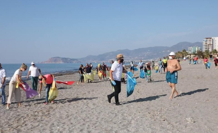 Alanya'da yerleşik yabancılardan sahil temizliği
