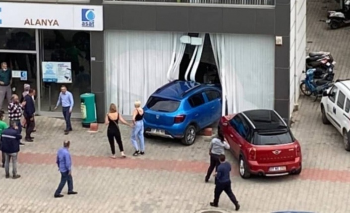 Alanya’da feci kaza! Araç ASAT binasına daldı