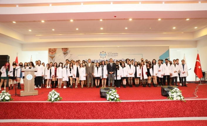 ALKÜ’lü hekim adayları, beyaz önlüklerini giydi