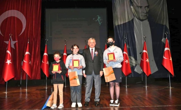 Antalya Valisi Yazıcı: “Öğretmenler, yaktıkları meşaleyle karanlığımızı aydınlatır”