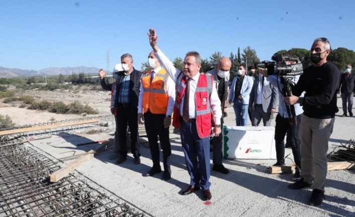 Başkan Böcek Karaman Köprüsü inşaatını inceledi