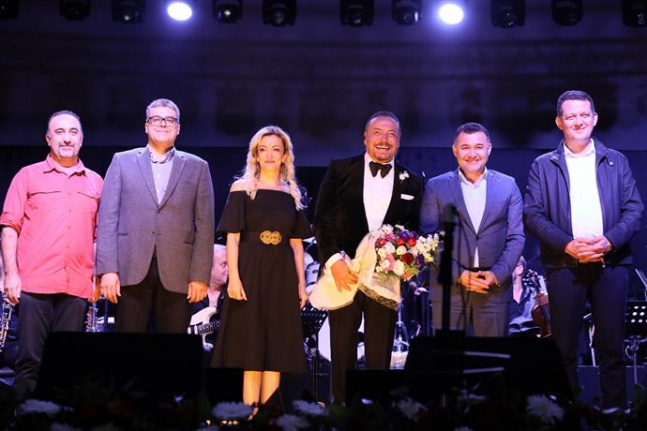 Başkan Yücel'den sağlıkçılara Cenk Eren konseri