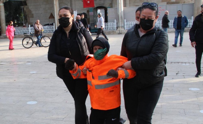 Camide uygunsuz hareketlerde bulunan Rus kadın, polis tarafından güçlükle çıkartıldı
