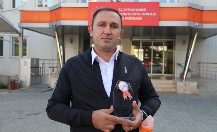 Çaresiz kadını bıçaklı saldırganların elinden aldı, ödüllendirildi