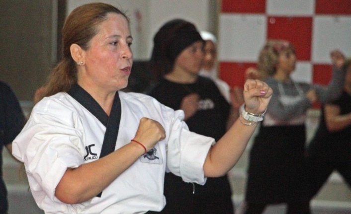 Ev hanımları streslerini tekme ve yumruklarla atıyor