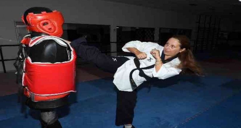 Ev hanımları tekvando eğitimi alıyor