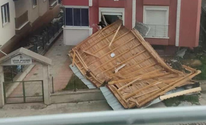 Fırtınayla uçan çatı yan apartmandaki evin içine girdi