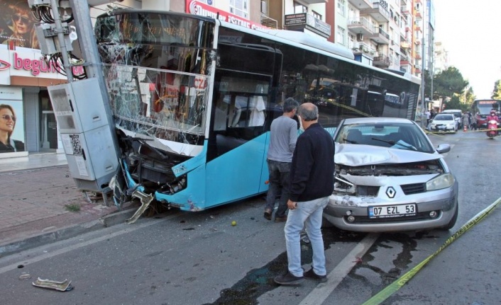 Freni boşalan otobüs durağa vurduktan sonra şaha kalkarak araçların üzerine düştü